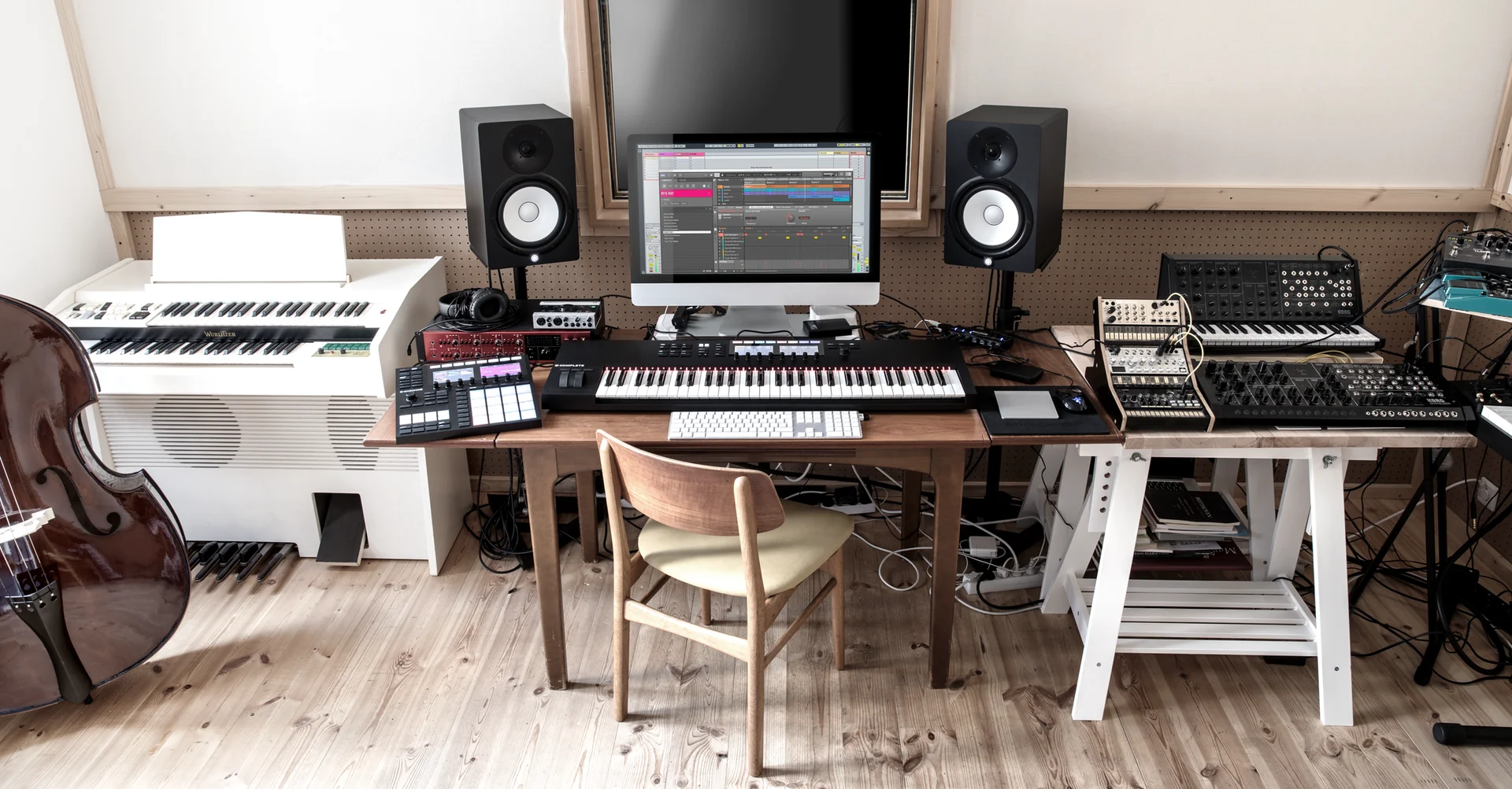 パソコンとMASCHINE MK3を組み合わせたDTMデスク