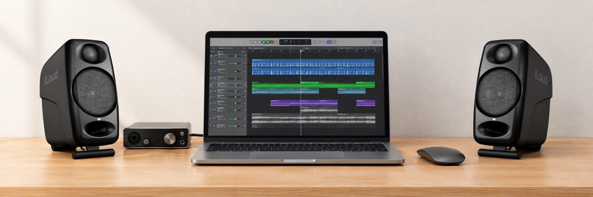iLoud Micro Monitorをパソコンの左右に置いた使用イメージ