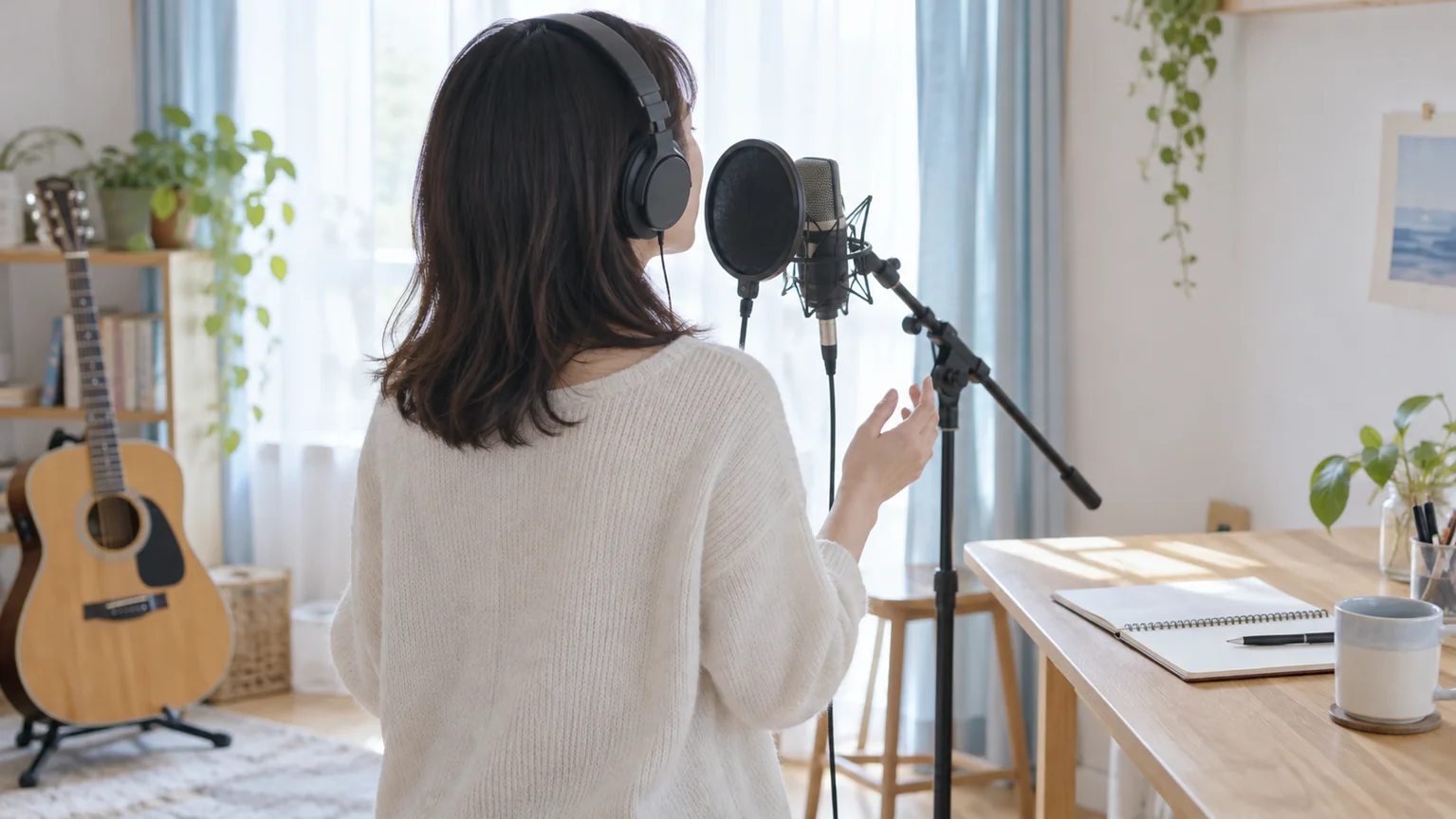 明るい部屋でヘッドホンとマイクを使い歌を練習する場面のイメージ