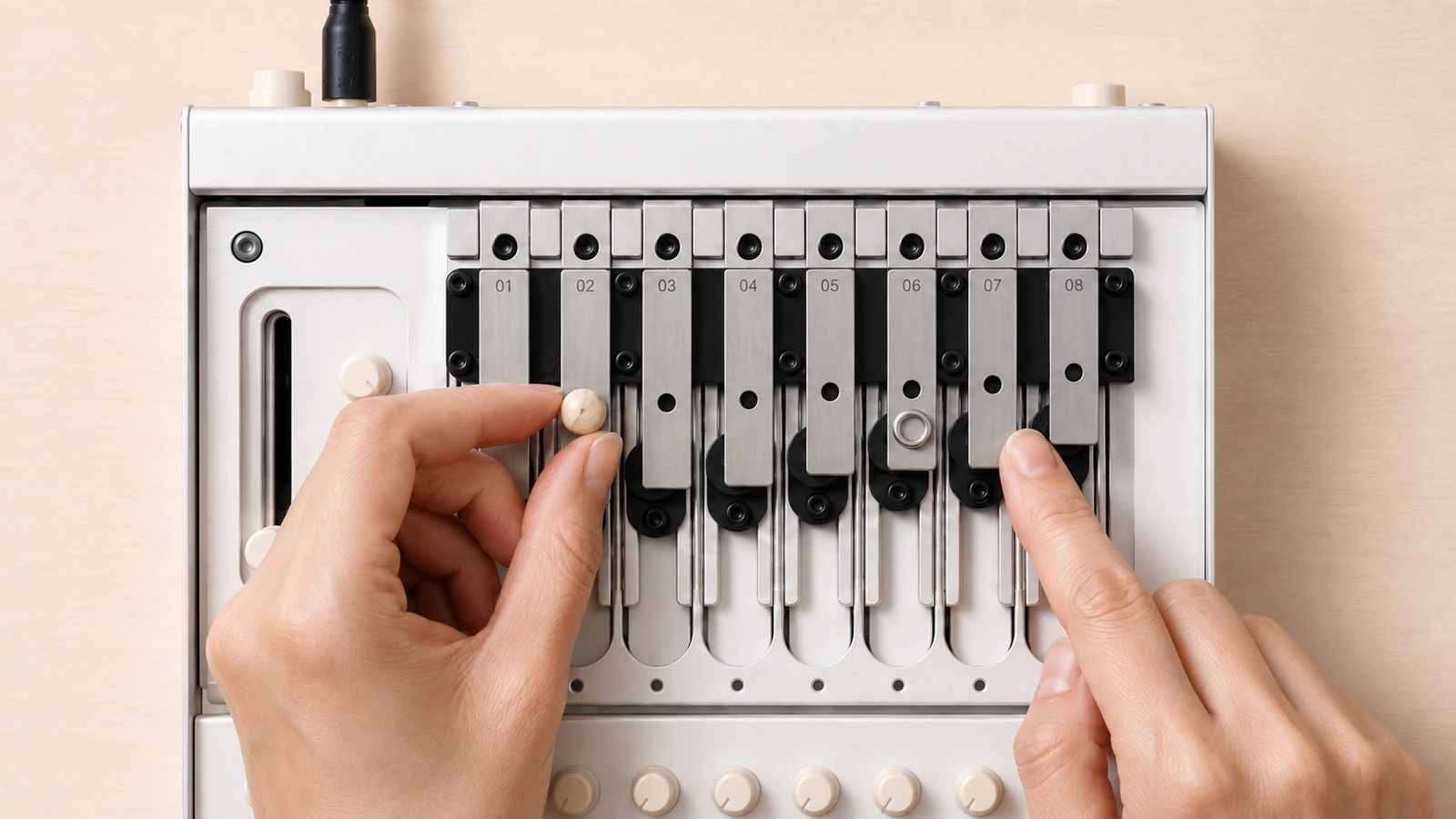 KORG phase8のレゾネーターへ触れて共鳴を変える使用イメージ
