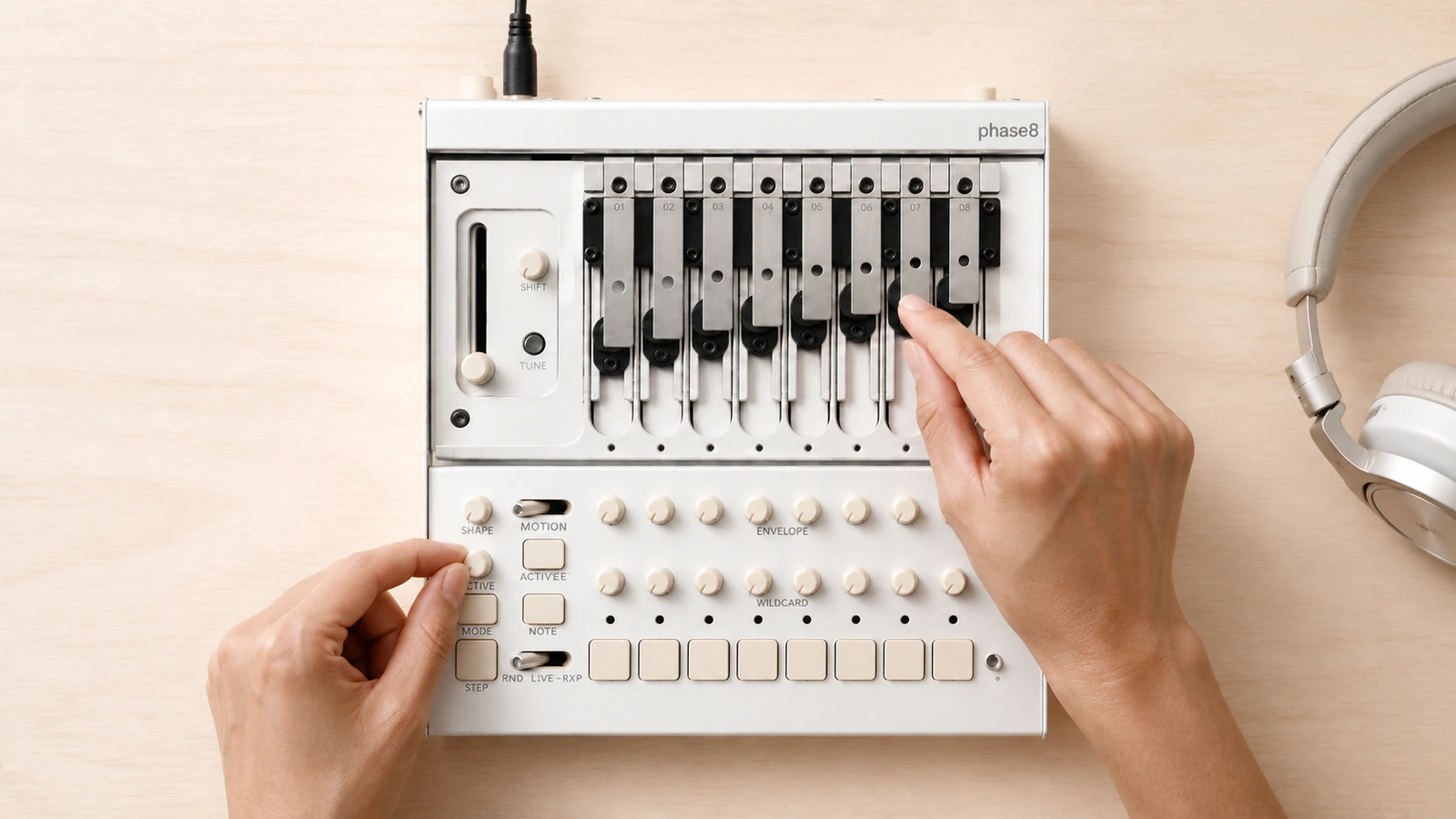 KORG phase8のレゾネーターとノブを操作する使用イメージ